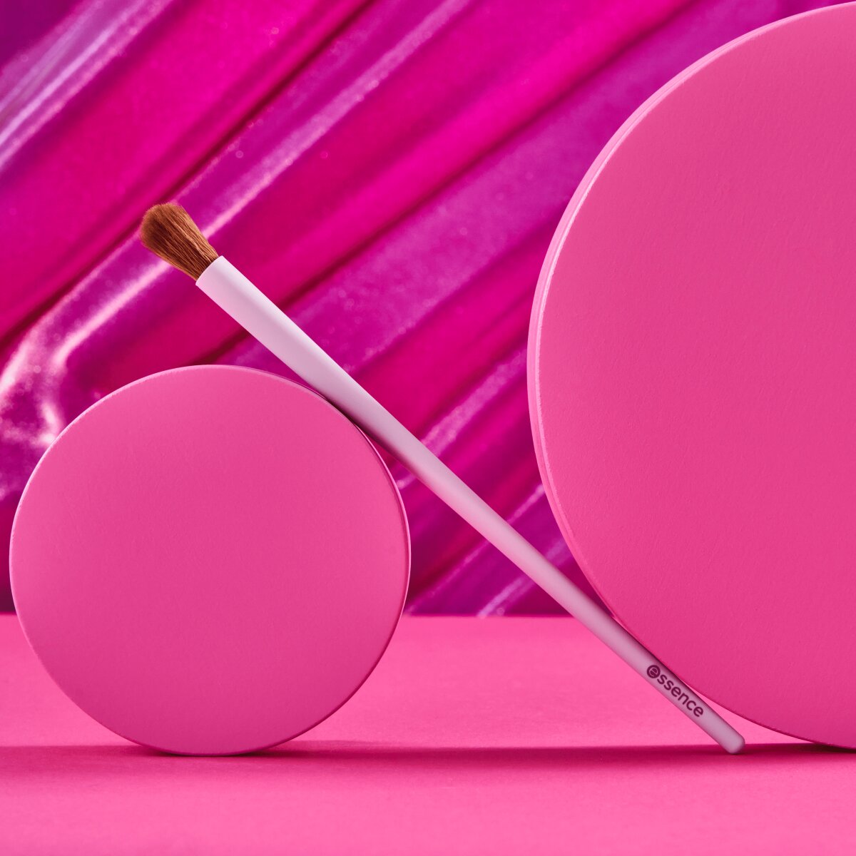 essence All In One Blending Brush 01 | Blending Hero essence Cosmetics